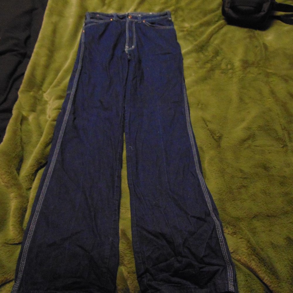 straight leg blue jeans with white stitching